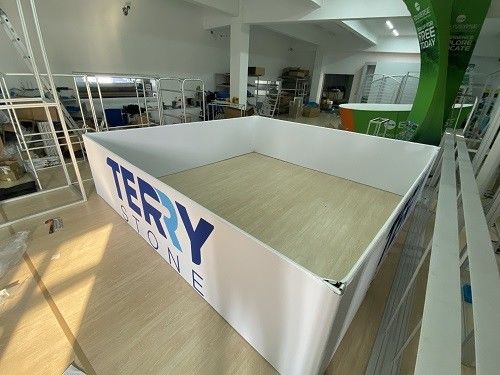 La feria profesional de arriba de la ejecución del techo cuadrado firma el soporte de exhibición curvado de la tela